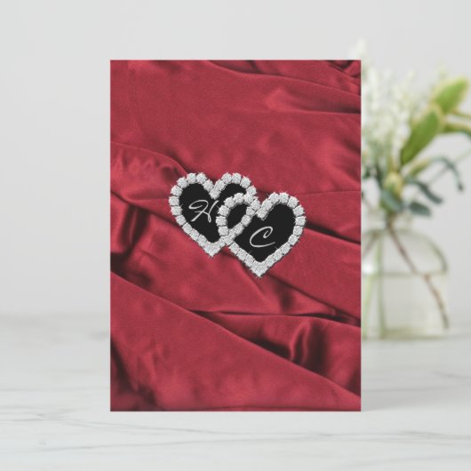 Red Satin en Diamond Hearts Monogram Uitnodiging (Staand voorkant)