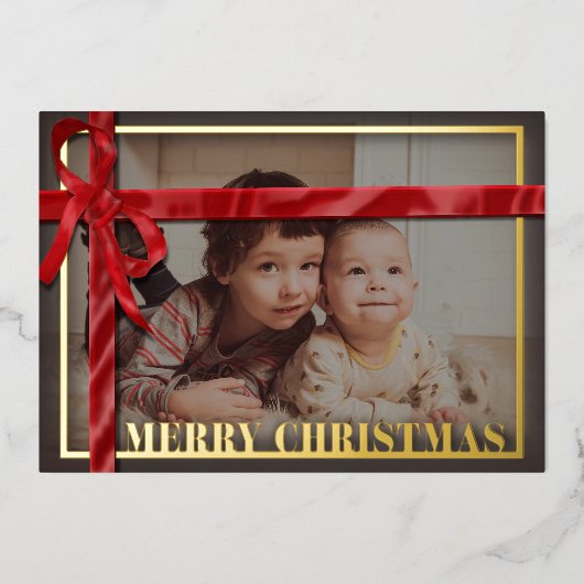 Red satin ribbon family photo Christmas Gold Folie Feestdagenkaart (Voorkant)