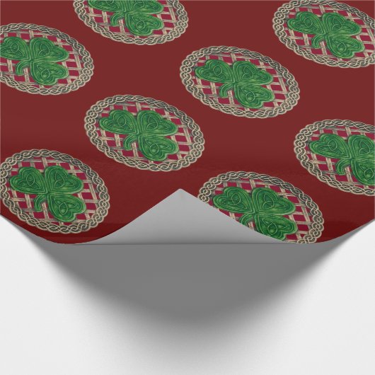 Red Shamrock on Celtic Knots Wrapping Paper Cadeaupapier (Hoek)
