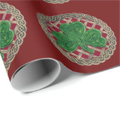 Red Shamrock on Celtic Knots Wrapping Paper Cadeaupapier (Rol Hoek)