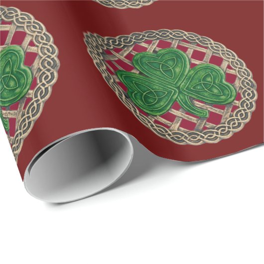 Red Shamrock on Celtic Knots Wrapping Paper Cadeaupapier (Rol Hoek)