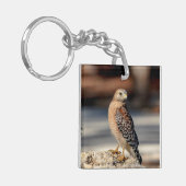 Red Shoulked Hawk op een rots Sleutelhanger (Voorkant Links)