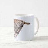 Red Shoulked Hawk tijdens de vlucht Koffiemok (Voorkant rechts)