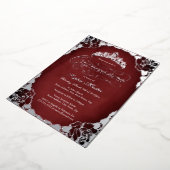 Red Silver Elegant Script Roos Quinceanera Folie Uitnodiging (Gedraaid)