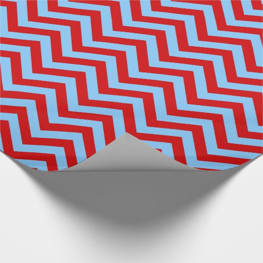 Red, Sky Blue Chevron ZigZag Pattern Cadeaupapier (Hoek)