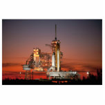 Red Sky voor Space Shuttle Atlantis Lancering Fotobeeldje Magneet<br><div class="desc">De frisse ochtendlucht was elektrisch met anticipatie toen de eerste dagen van de dageraad de lucht vurig rood schilderden. Het kolossale witte silhouet van de spaceshuttle Atlantis domineerde het lanceerplatform, slechts overschaduwd door de onmetelijkheid van het moment. Er glipte een gezamelijke zucht door de menigte toen er vuurpluimen uit de...</div>