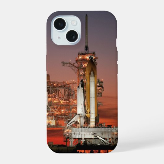 Red Sky voor Space Shuttle Atlantis Lancering iPhone 15 Case (Achterkant)