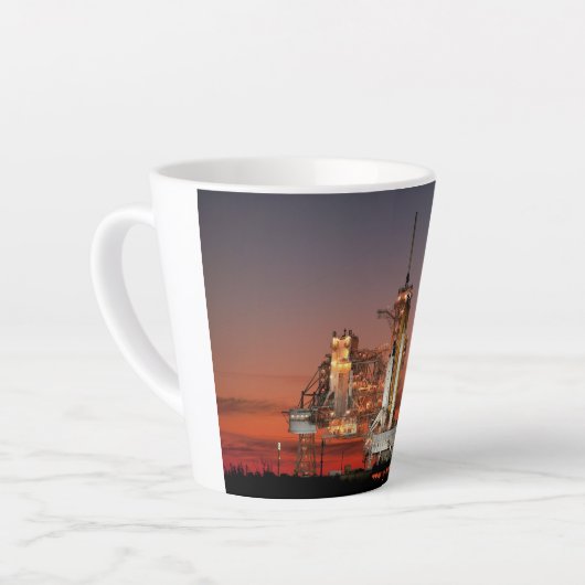 Red Sky voor Space Shuttle Atlantis Lancering Latte Mok (Linkerhoek)