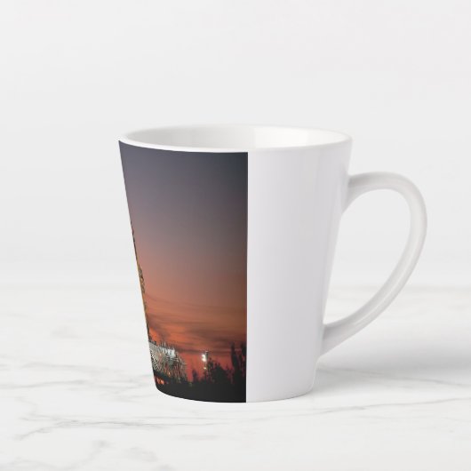 Red Sky voor Space Shuttle Atlantis Lancering Latte Mok (Rechts)