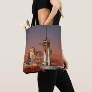 Red Sky voor Space Shuttle Atlantis Lancering Tote Bag