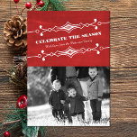 Red Slanted Chalkboard Holiday Photo Flat Kaart<br><div class="desc">Vier de magie van het seizoen met deze stijlvolle Red Slanted Chalkboard Holiday Photo Greeting. Met een unieke schuine krijtbordachtergrond die een vleugje nostalgische charme toevoegt aan uw familiefoto die centraal staat naast een persoonlijke familienaam en een oprechte feestviering van de seizoensboodschap. Geaccentueerd met elegant script en strakke moderne typografie,...</div>