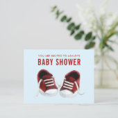 Red Sneakers Baby shower Invitation Briefkaart (Staand voorkant)
