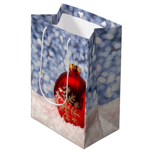 Red Snowflake Christmas Bauble Medium Cadeauzakje (Voorkant Gekanteld)