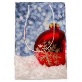 Red Snowflake Christmas Bauble Medium Cadeauzakje (Voorkant)