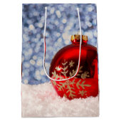 Red Snowflake Christmas Bauble Medium Cadeauzakje (Achterkant)