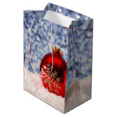 Red Snowflake Christmas Bauble Medium Cadeauzakje (Achterkant Gekanteld)