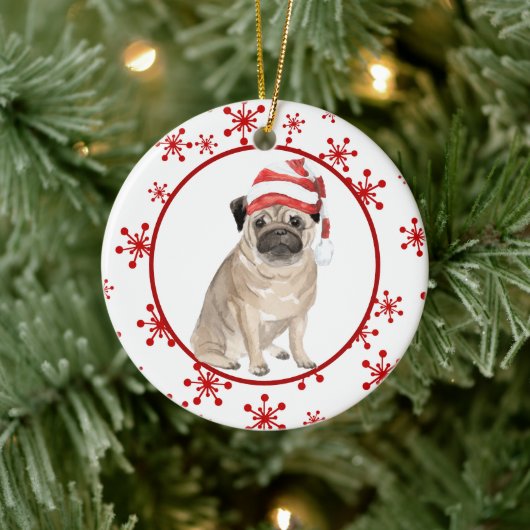 Red Snowflake Santa Hat Pug Kerstmis Keramisch Ornament (Boom)
