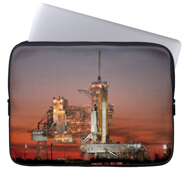Red Space Shuttle Spaceship Atlantis op startpad Laptop Sleeve (Voorkant)