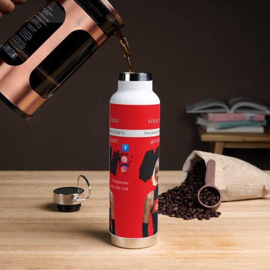 red sport fit athlete slim woman waterfles (Koffie)