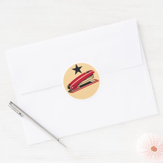 Red Stapler komt en neemt het Ronde Sticker (Envelop)