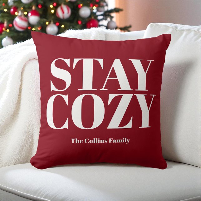Red Stay Cosy Feestelijke Typografie Witte Familie Kussen (Red Stay Cozy Festive Typography White Family Name Throw Pillow)