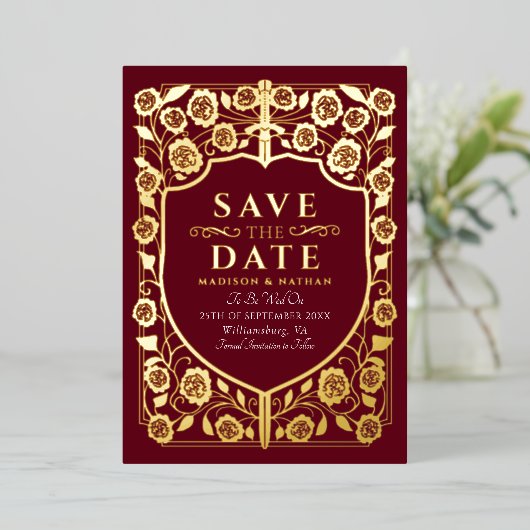 Red Sword Shield Medieval Monogram Bewaar de datum Folie Uitnodiging (Staand Voorkant)