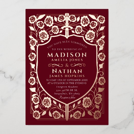 Red Sword Shield middeleeuwse monogram bruiloft Folie Uitnodiging (Voorkant)