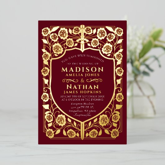 Red Sword Shield middeleeuwse monogram bruiloft Folie Uitnodiging (Staand Voorkant)