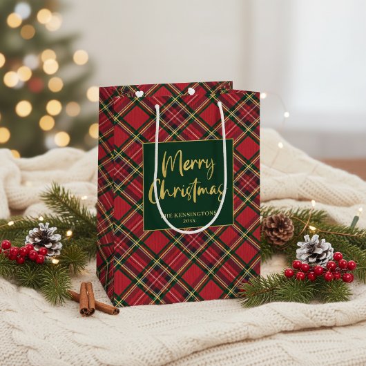 Red Tartan Plaid Gold Script Vrolijk kerstfeest Medium Cadeauzakje
