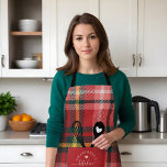 Red Tartan Pset Faux Pocket Spoon & Whisk Apron Schort<br><div class="desc">Rood en groen tartan-patroon met een opgeraapt voorpaneel. Het ontwerp is voorzien van een schattig rood en groen tartan-patroon met een faux voorstevige zak. Een whisky en een hartlepel komen uit de zak van de faux. Op de voorkant van het zakje vervang je door jouw naam "Kitchen", dat ontworpen is...</div>