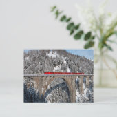Red Train Pine Snow Covering Mountains Zwitserland Briefkaart (Staand voorkant)
