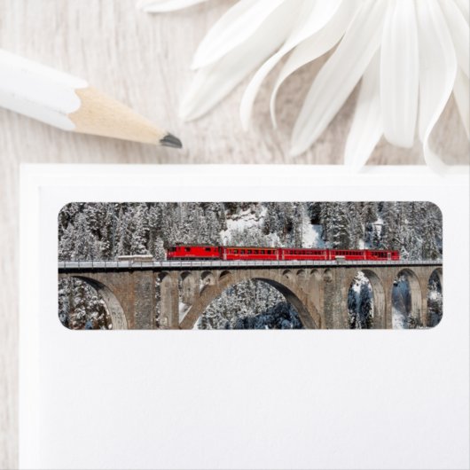 Red Train Pine Snow Covering Mountains Zwitserland Etiket (Insitu)