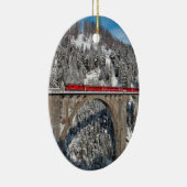Red Train Pine Snow Covering Mountains Zwitserland Keramisch Ornament (Rechts)