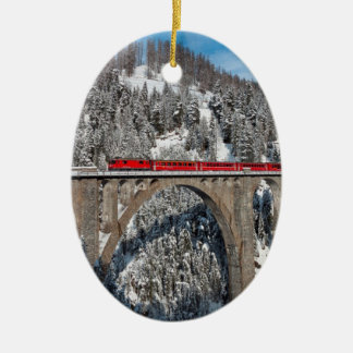 Red Train Pine Snow Covering Mountains Zwitserland Keramisch Ornament