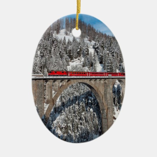 Red Train Pine Snow Covering Mountains Zwitserland Keramisch Ornament (Voorkant)