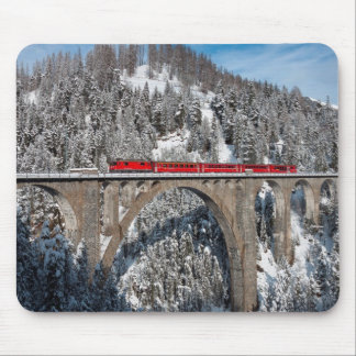 Red Train Pine Snow Covering Mountains Zwitserland Muismat