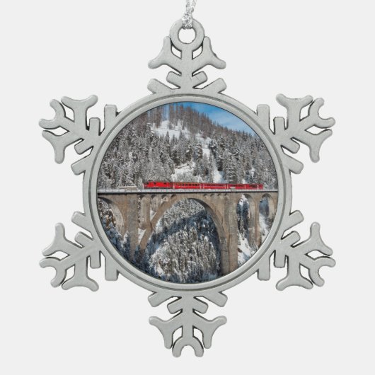 Red Train Pine Snow Covering Mountains Zwitserland Tin Sneeuwvlok Ornament (Voorkant)