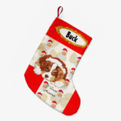 Red Tri Aussie Puppy w/Santa Stocking Kleine Kerstsok (Voorkant (Hangend))