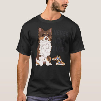 Red tri Australian Shepherd - NOOIT HIKE ALONE Cla T-shirt