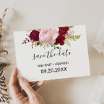 Red Tropisch en Romantic sparen de Kaart van de Da<br><div class="desc">Deze rode tropische en romantische redder de date kaart is perfect voor een rustige bruiloft. Het artistieke bordo marsala-ontwerp is voorzien van waterverf,  groene,  roze,  glanzende en bloedige rozen die zijn uitgerust met grijze,  netjes geordend in een gracieus en stralend bloemenboeket</div>
