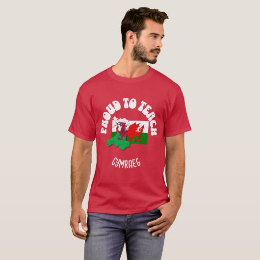 RED TROTS OM CYMRAEG Welsh Taaldocent TE ONDERWIJZ T-shirt (Voorkant volledig)