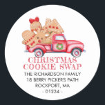 Red Truck kerst Return-label Ronde Sticker<br><div class="desc">Dit ronde etiket van het terugkeeradres is een grote manier om uw de uitnodigingsenvelop van de koekjesruilpartij te versieren. Het is schattig, griezelig en zeer functioneel. Een rode vrachtwagen is gevuld met koekjes in gebak met rode ijsvorming. Er zit een spleet op de deur. De kerstkeukenruil is in grote decoratieve...</div>