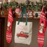 Red Truck | Kerstmonogram voor het gezin Tote Bag<br><div class="desc">Viel het seizoen rond met dit familiekersttas met een rode vrachtwagen en kerstboom. Pas uw eigen familienaam aan om het uw eigen unieke kersttas te maken. Ideaal voor familiekerstreunies, feestdagen en nog veel meer. Fun, feestelijk met een vibe - het is zeker dat het de feestdag het hele seizoen doorbrengt....</div>