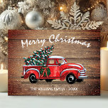 Red Truck Merry Kerstmis Rustic Wood Feestdagenkaart<br><div class="desc">Verzend een uniek aangepast bijpassend rustic vakantiefoto wenskaart naar uw familie en vrienden waar zij van zullen houden. Dit ontwerp is voorzien van een rode bestelwagen met een kerstboom achterin op een achtergrond van met faux verweerd hout Boven de vrachtwagen in een witte handgeschreven scripttypografie waarop staat: "Zalig kerstfeest", die...</div>