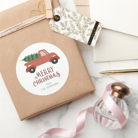Red Truck met kerstboom Moderne Kerstmis Ronde Sticker (Geschenken)