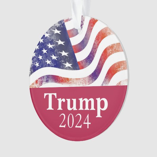 Red Trump 2024 Faded Amerikaanse vlag campagne Ornament (voorkant)
