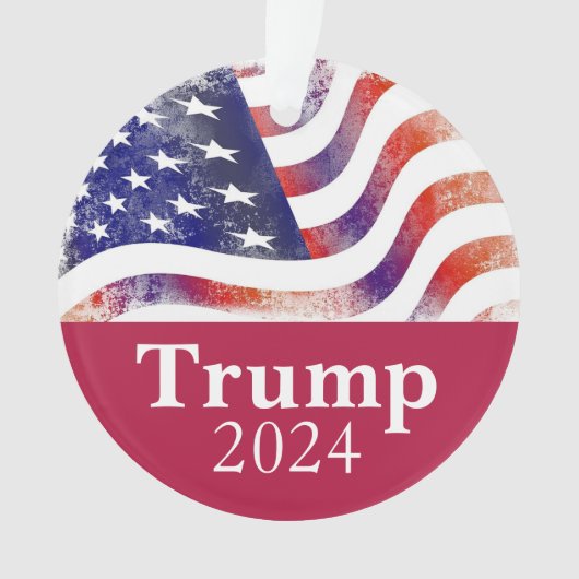 Red Trump 2024 Faded Amerikaanse vlag campagne Ornament (voorkant)