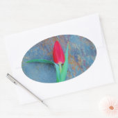 Red Tulp op blauw grijze laat Ovale Sticker (Envelop)