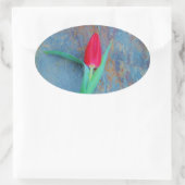 Red Tulp op blauw grijze laat Ovale Sticker (Tas)