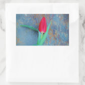 Red Tulp op blauw grijze laat Rechthoekige Sticker (Tas)